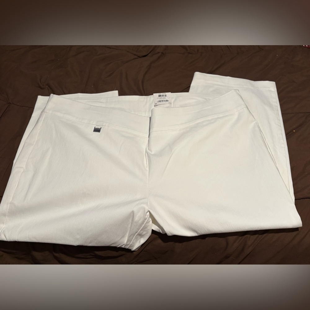 NWT Alfani white Womans Capris. Size 26W
Never worn. From smoke free home - Picture 5 of 6